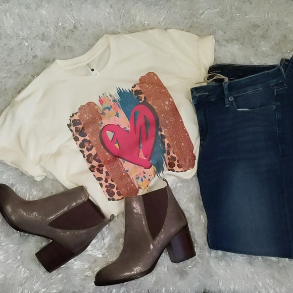 🍁 NWOT Graphic T-shirt 🍁 - Picture 2 of 2